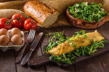 Fransız omlet, kabarık, taze yumurta ve otlar