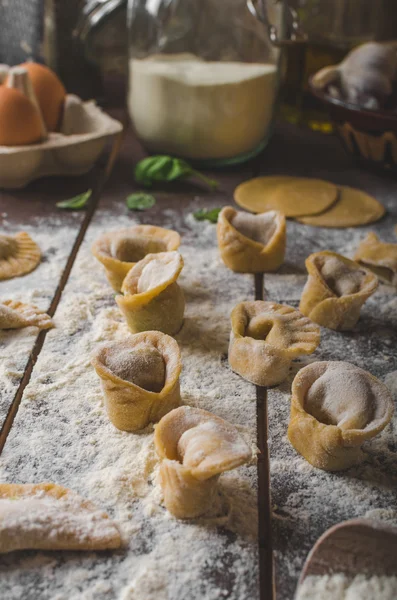 Preparación de tortellini caseros — Foto de Stock