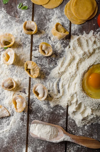 Förbereda hemlagad tortellini — Stockfoto
