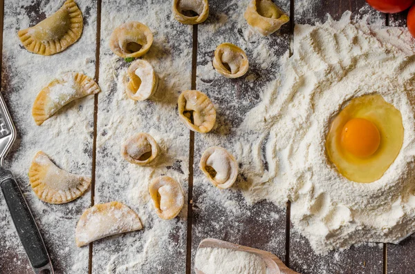 Preparação de tortellini caseiro — Fotografia de Stock