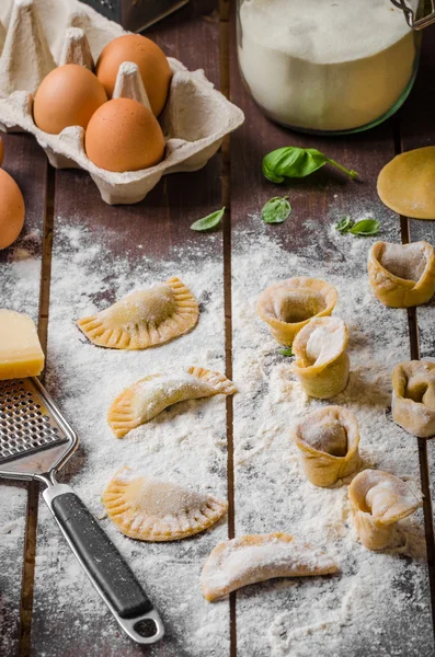 Preparación de tortellini caseros — Foto de Stock