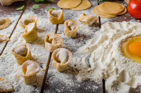 Preparação de tortellini caseiro — Fotografia de Stock