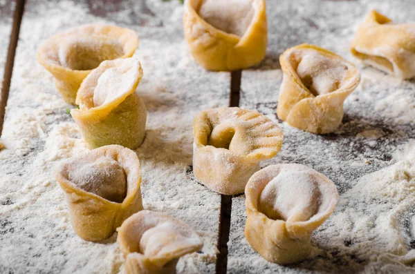 Preparação de tortellini caseiro — Fotografia de Stock