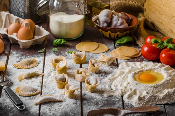 Preparación de tortellini caseros —  Fotos de Stock