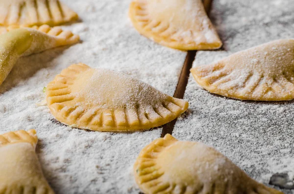 Preparação de tortellini caseiro — Fotografia de Stock