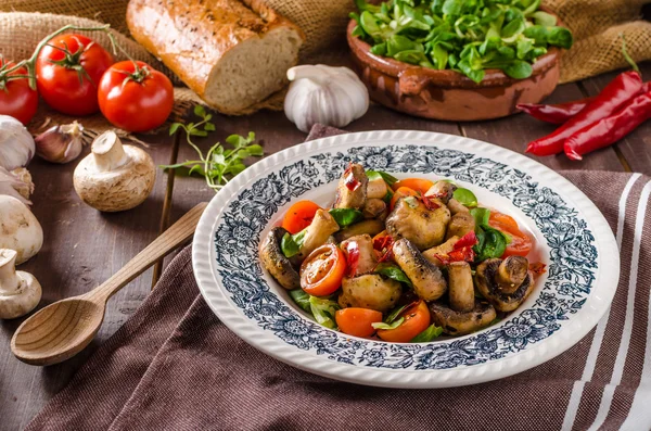 Ensalada caliente de champiñones con chile —  Fotos de Stock