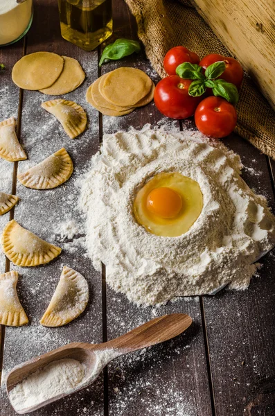 Hausgemachte Tortellini zubereiten — Stockfoto