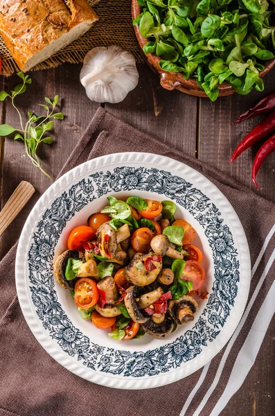 고추와 따뜻한 버섯 샐러드 — 스톡 사진
