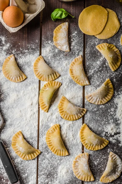 Preparação de tortellini caseiro — Fotografia de Stock