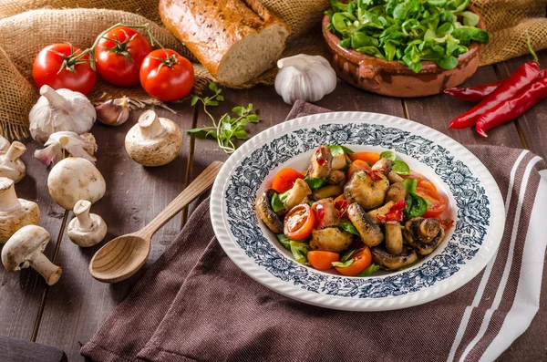 Ensalada caliente de champiñones con chile — Foto de Stock