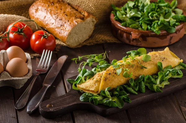 Franse omelet, pluizig, verse eieren en kruiden — Stockfoto