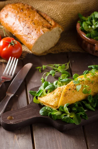 Franse omelet, pluizig, verse eieren en kruiden — Stockfoto