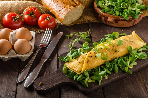 Omelete francês, macio, ovos frescos e ervas — Fotografia de Stock