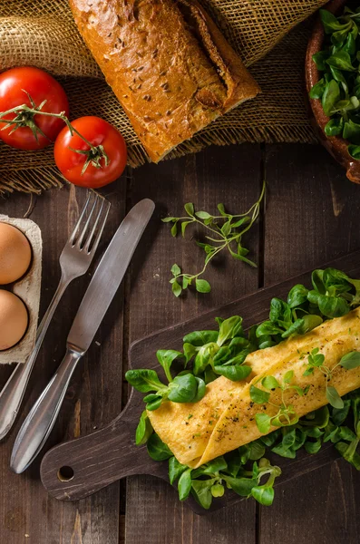 Γαλλικά ομελέτα, αφράτο, φρέσκα αυγά και βότανα — Φωτογραφία Αρχείου