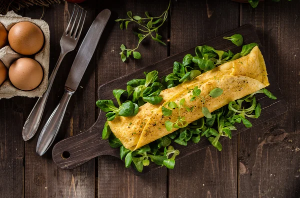 French omelet, fluffy, fresh eggs and herbs — Stock Photo, Image