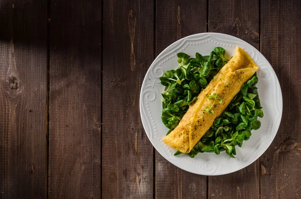 French omelet, fluffy, fresh eggs and herbs — Stock Photo, Image
