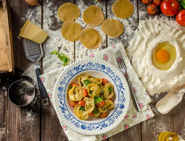 Gevulde Tortellini met pesto — Stockfoto