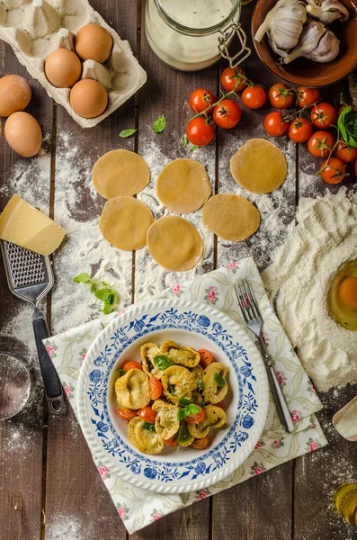 Stuffed Tortellini with pesto — Stock Photo, Image