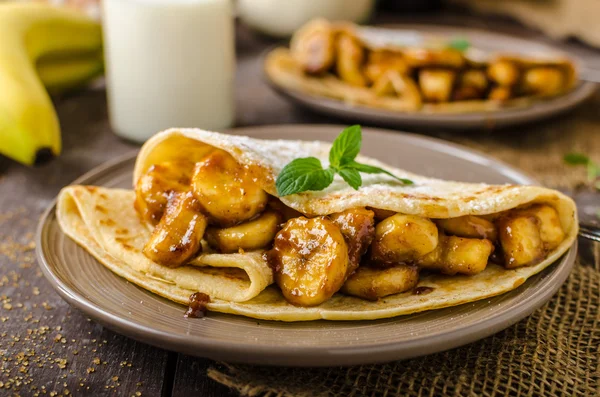 Panquecas recheadas com bananas — Fotografia de Stock