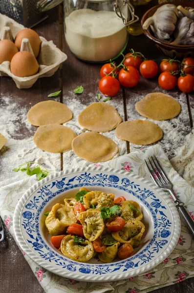 Fyllda Tortellini med pesto — Stockfoto