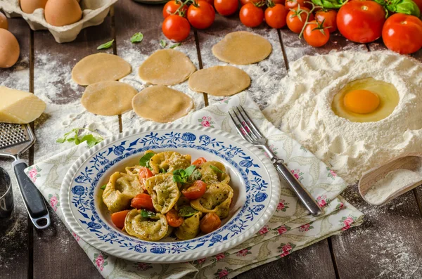 Gevulde Tortellini met pesto — Stockfoto