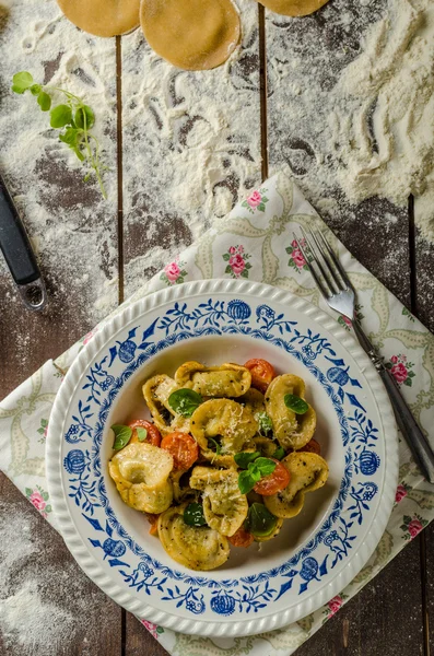 Fyllda Tortellini med pesto — Stockfoto