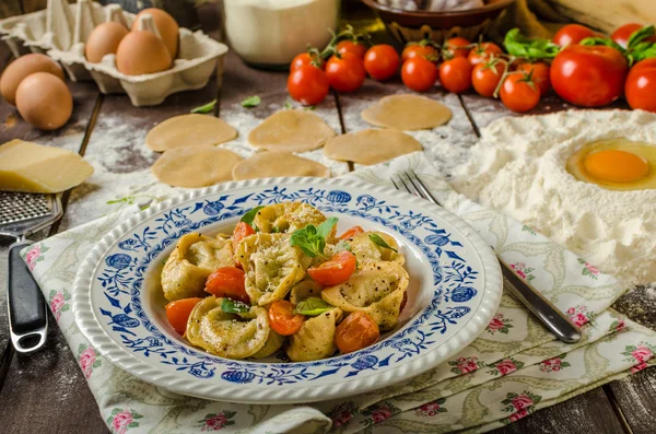 Fyllda Tortellini med pesto — Stockfoto