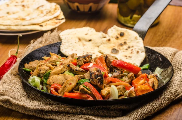 Sichuan vlees mix met naan — Stockfoto