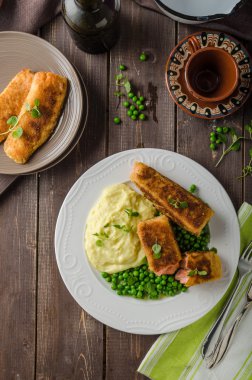Kızarmış somon sebze ve patates püresi ile