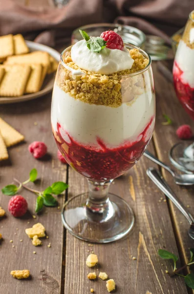 Inverted cheesecake dessert in glass — Stock Photo, Image