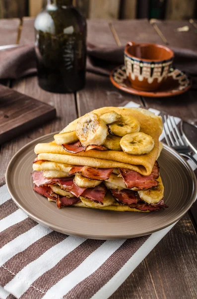 Panquecas com bacon, banana e maple sirup — Fotografia de Stock