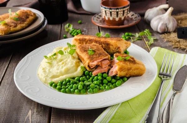 Gebakken zalm met geprakte aardappel en groente — Stockfoto