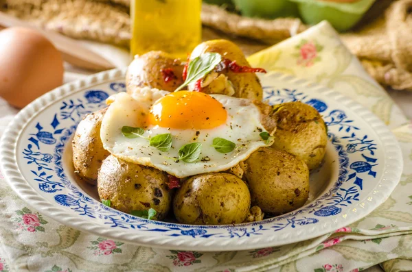 Gepofte aardappel met chili en gebakken ei — Stockfoto