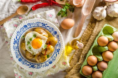 Biber ve kızarmış yumurta ile fırında patates