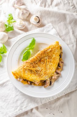 Mantar ile rustik omlet