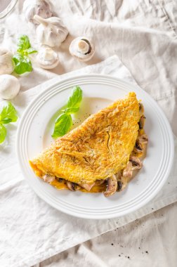 Mantar ile rustik omlet