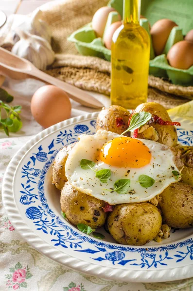 Batata assada com pimenta e ovo frito — Fotografia de Stock