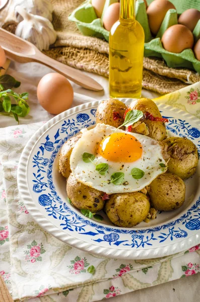 Печёная картошка с чили и яичницей — стоковое фото