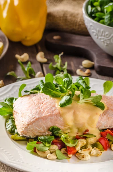 Zalm met hollandaise saus en salade — Stockfoto