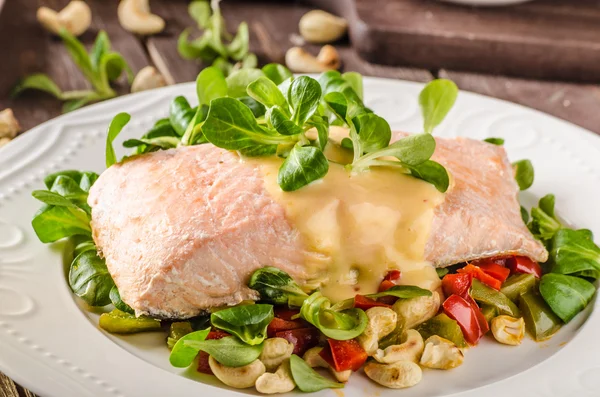 Salmon with hollandaise sauce and salad — Stock Photo, Image