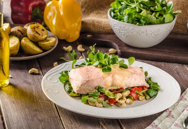 Salmon with hollandaise sauce and salad — Stock Photo, Image