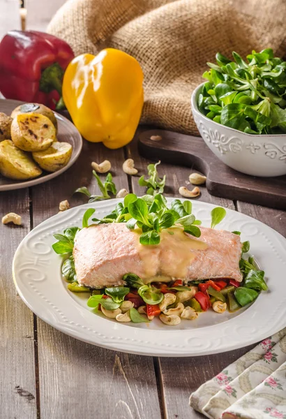 Zalm met hollandaise saus en salade — Stockfoto