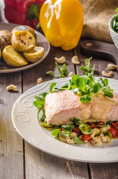 Salmon with hollandaise sauce and salad — Stock Photo, Image