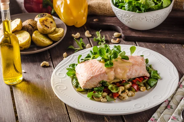 Salmon with hollandaise sauce and salad — Stock Photo, Image