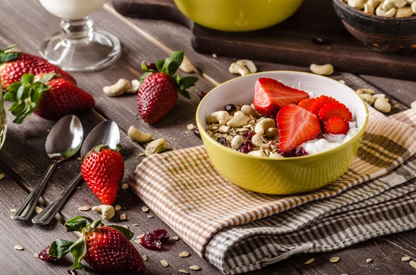 Harina de avena con yogur, fresa fresca y nueces — Foto de Stock