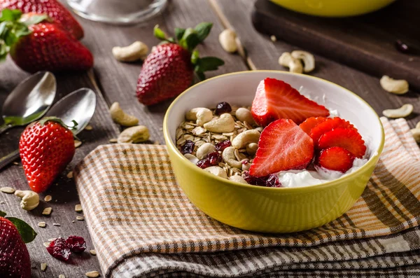 Вівсянка з йогуртом, свіжою полуницею та горіхами — стокове фото