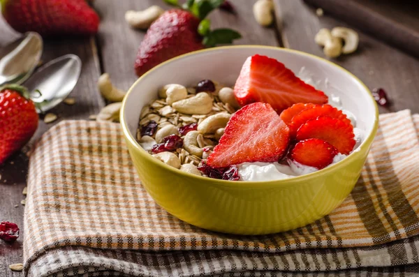 Havregrynsgröt med yoghurt, färska strawberrie och nötter — Stockfoto