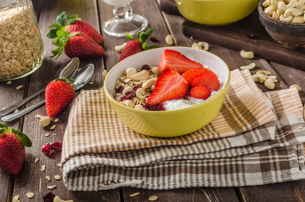 Oatmeal with yogurt, fresh strawberrie and nuts — Stock Photo, Image
