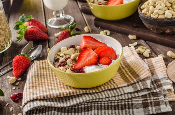 Farina d'avena con yogurt, fragole fresche e noci — Foto Stock