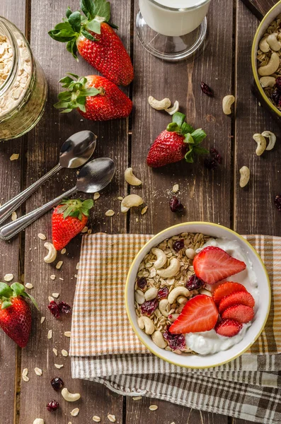 Farina d'avena con yogurt, fragole fresche e noci — Foto Stock